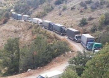 “جنبلاط” يتهم “مافيا سورية لبنانية” بتهريب النفط.. ويقترح وقف دعم الوقود في لبنان للحد من تهريبه