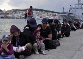 بينهم سوريان.. سلطات اليونان تحقق مع 10 أشخاص بتهمة مساعدة مهاجرين على دخول البلاد