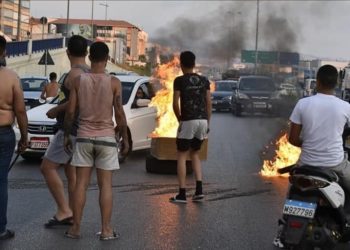محتجون يقطعون طرقات عقب اعتذار الحريري عن تشكيل حكومة لبنان