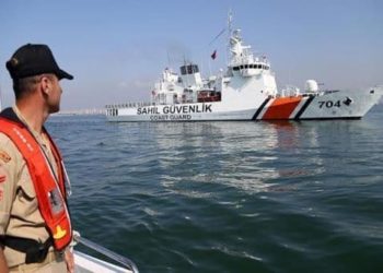 بعد أن منعتهم اليونان من الدخول.. ثلاثة سوريون يعودون سباحة إلى تركيا