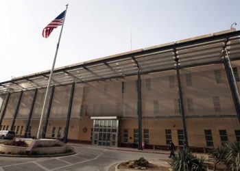 “عدنان الأسد” يتهجم على “لونا الشبل” مستشارة بشار الأسد ويصفها بـ”ناقصة الشرف والحياء”