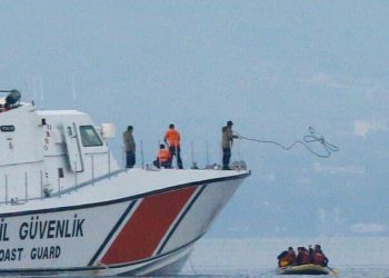 بينهم سوريون وأغلبهم أفغان… خفر السواحل التركي يحتجز أكثر من 200 مهاجر في طريقهم إلى إيطاليا
