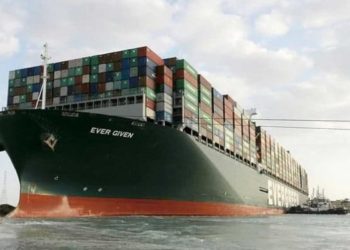 مصر تفرج عن سفينة “إيفر غيفن” بعد أشهر من جنوحها في قناة السويس