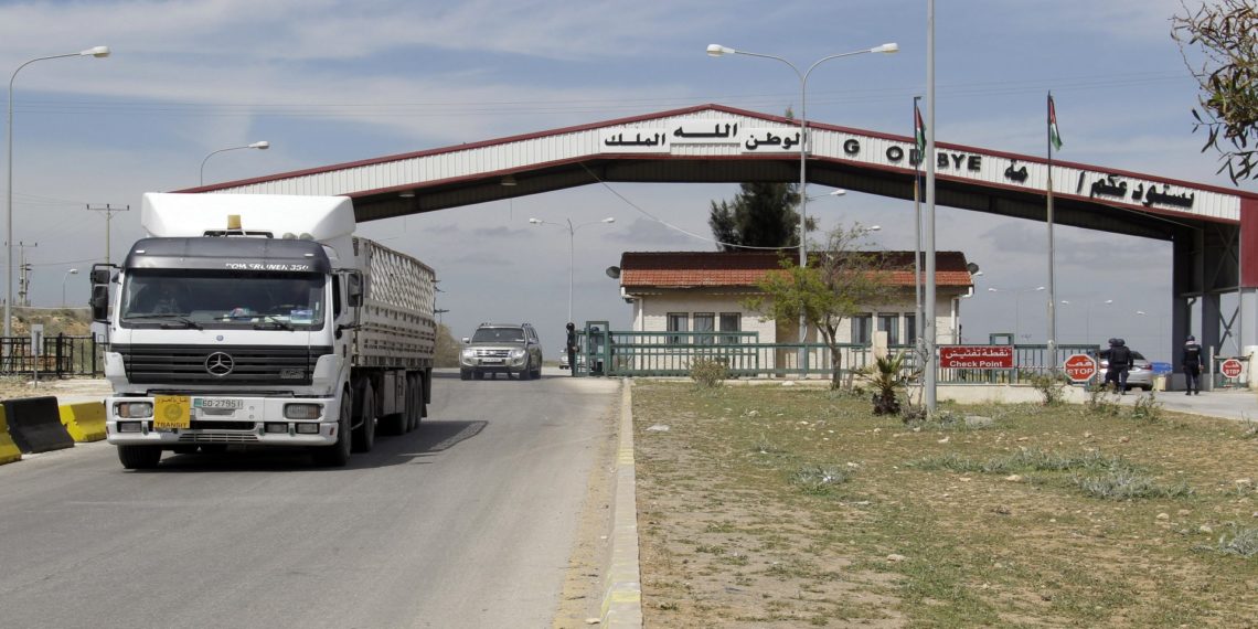 الحكومة الأردنية ونظام الأسد يتفقان على إنهاء أزمة الشاحنات العالقة على الحدود