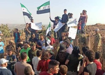 مدنيون يتظاهرون أمام نقطة تركية بإدلب احتجاجاً على قصف قوات النظام