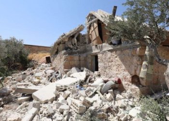 مقتل ستة مدنيين بينهم أطفال وإعلامي جراء قصف قوات النظام على قرية جنوب إدلب