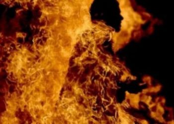 رجل يضرم النار في نفسه بدير الزور