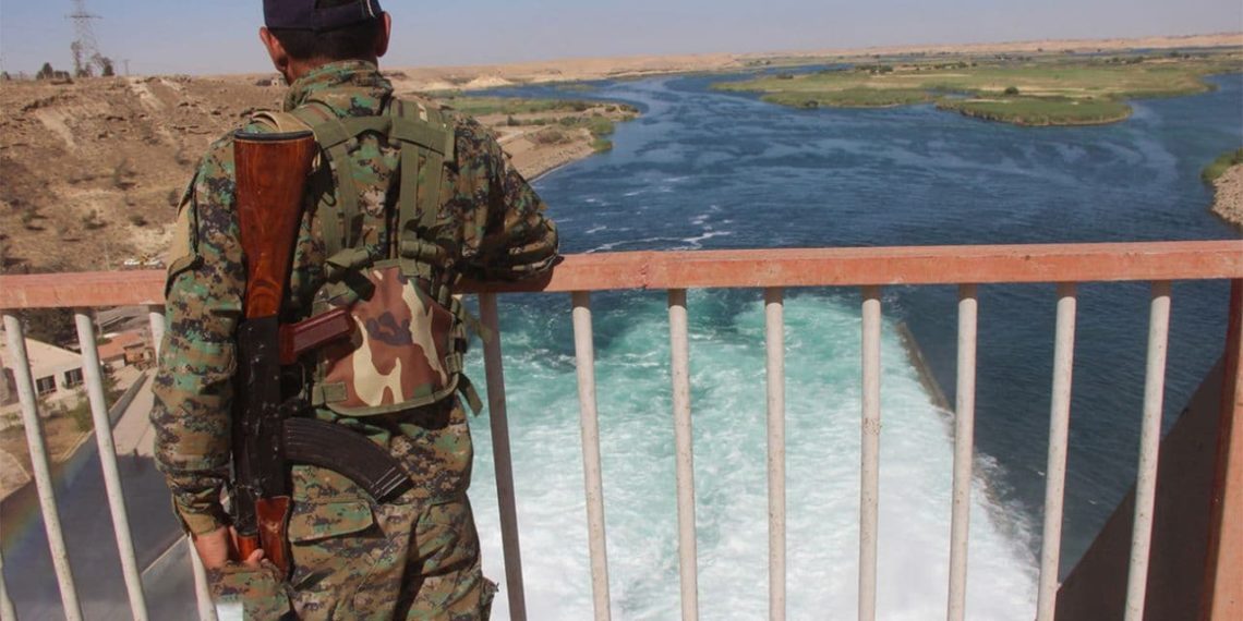 قسد تداهم المعابر المائية وتحرق عبّارات وسط نهر الفرات شرق دير الزور