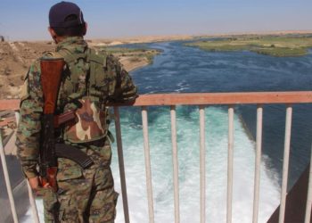 قسد تداهم المعابر المائية وتحرق عبّارات وسط نهر الفرات شرق دير الزور