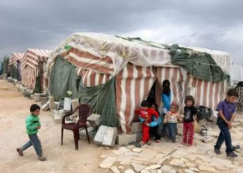 إندبندنت: الهاربون من الحرب في سوريا يعودون إليها بعد انهيار لبنان