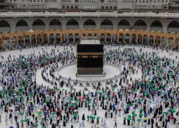 آخر مناسك الحج.. حجاج بيت الله الحرام يؤدون طواف الوداع