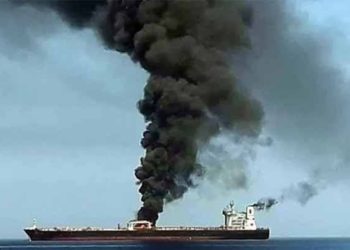 الولايات المتحدة تتعهد بـ “رد جماعي” بعد استهداف ناقلة نفط في عُمان