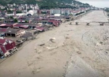 السيول تتسبب بمقتل عشرات المواطنين وأضرار مادية واسعة في شمال تركيا