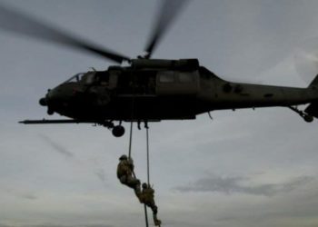 القوات الأمريكية تنفذ إنزالاً وتعتقل شخصاً في دير الزور