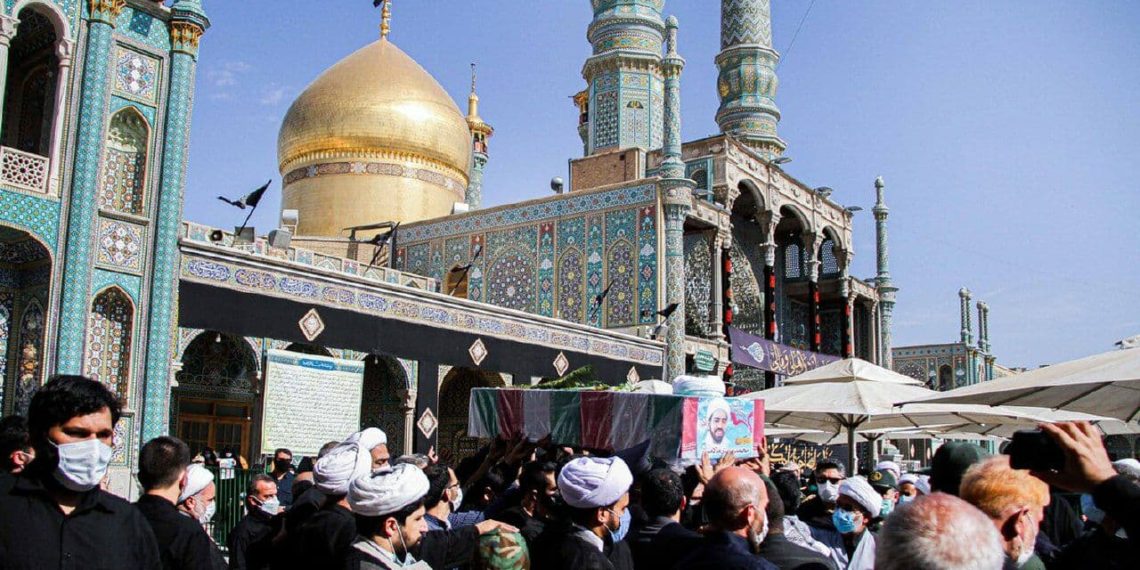 إيرانيون يشيعون رجل دين شيعي قتل في سوريا قبل 6 سنوات