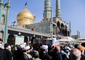 إيرانيون يشيعون رجل دين شيعي قتل في سوريا قبل 6 سنوات