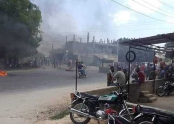 مواطنون يقطعون طريق طرطوس – صافيتا احتجاجاً على تلوث المياه