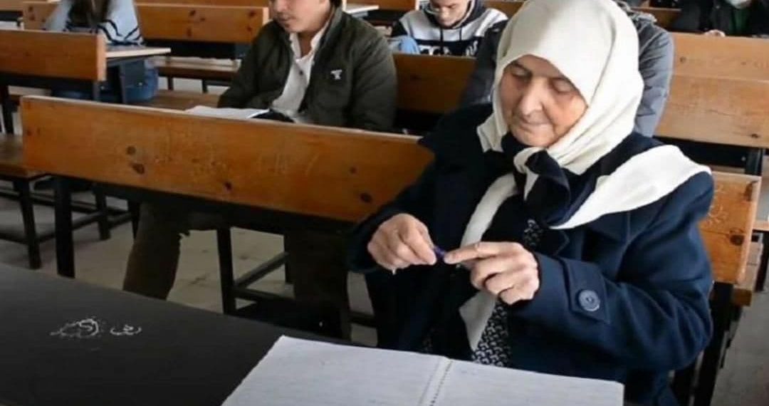 بنهاية العقد السابع من العمر.. طالبة تتخرج من كلية الآداب في جامعة تشرين