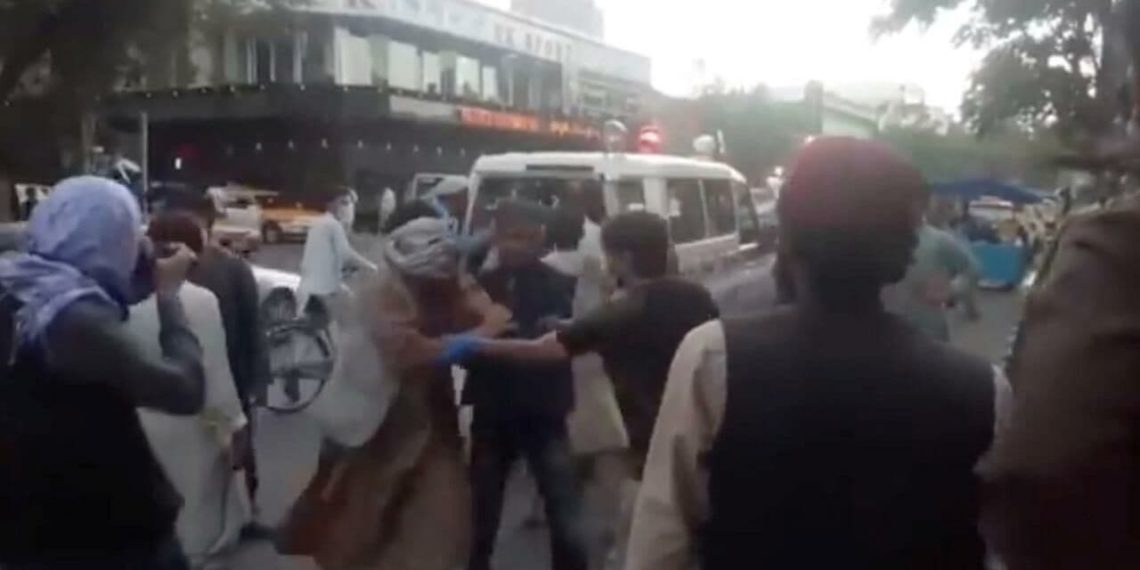 أفغانستان.. قتلى وجرحى بانفجارين في محيط مطار كابل