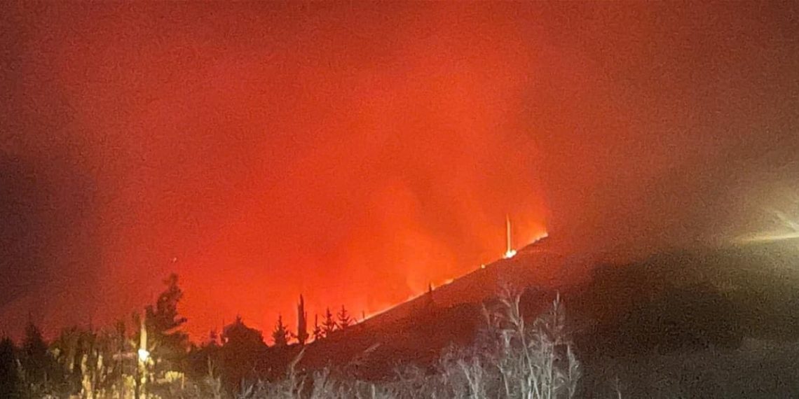 اندلاع حريق ضخم على الحدود اللبنانية – السورية (صور)