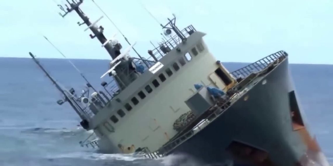 إنقاذ 16 سورياً بعد غرق سفينة شحن في بحر إيجة