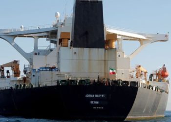 إيران تحذر من اعتراض ناقلات النفط المتجهة إلى لبنان