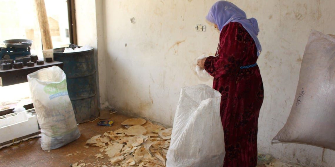 حكومة النظام تفرض عقوبات قاسية على المتاجرة بالخبز اليابس