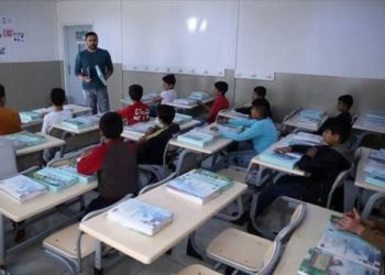 تركيا تقرر توظيف 3000 مدرس سوري للعام الدراسي الجديد.. وانتقادات تطال القرار