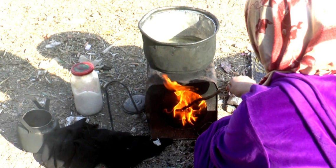 كما في أيام الحصار.. الأهالي في حمص يعتمدون على بدائل المحروقات بسبب فقدانها وغلائها