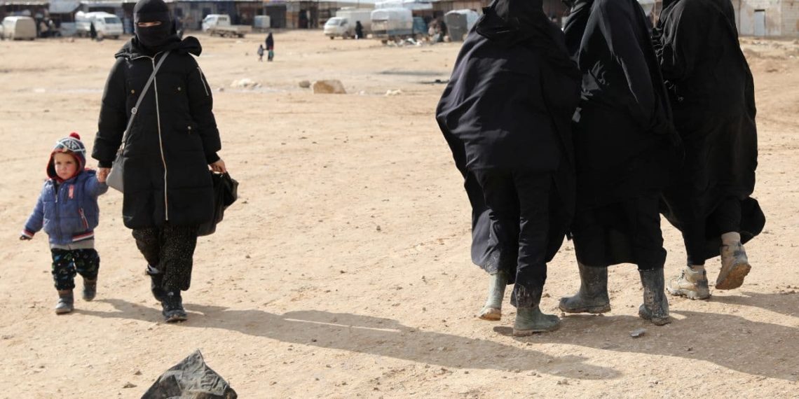 “واشنطن بوست”: نساء تنظيم الدولة تفرضن قيودهن في مخيم الهول بريف الحسكة