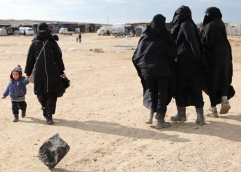 “واشنطن بوست”: نساء تنظيم الدولة تفرضن قيودهن في مخيم الهول بريف الحسكة