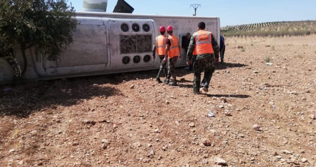 عشرات الإصابات بتدهور حافلة على طريق “سلمية – حمص”