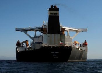 ستنقل إلى لبنان بالصهاريج.. ناقلة النفط الإيرانية تدخل المياه الإقليمية السورية