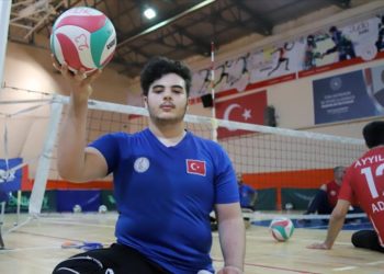 فقد رجله بقصف لقوات النظام.. شاب سوري يمثل المنتخب التركي للكرة الطائرة