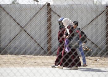 “التايمز”: السوريون الذي قرروا العودة إلى نظام الأسد يواجهون خطر الاعتقال والقتل