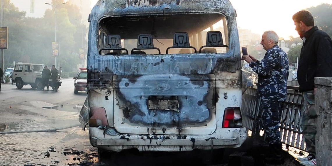 مقتل وإصابة 19 عنصراً وضابطاً من قوات النظام جراء تفجيرين استهدفا حافلتهم في دمشق