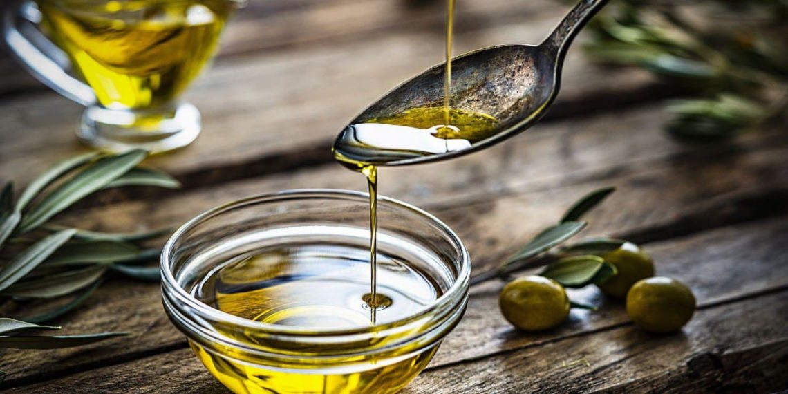 في ظل انخفاض انتاجه.. زيت الزيتون يرتفع إلى أكثر من 200 ألف ليرة للتنكة الواحدة في سوريا