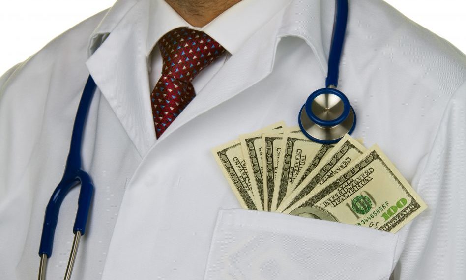 دراسة “أجور عادلة” لمعاينات الأطباء في مناطق سيطرة النظام وتوقعات برفعها مجدداً