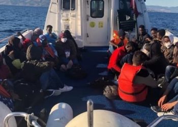 جميعهم سوريون.. خفر السواحل التركي يضبط 28 مهاجراً غير نظامي