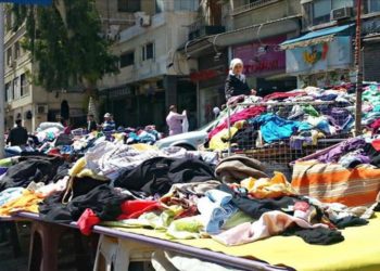 بسبب ارتفاع الأسعار.. بسطات الملابس تشهد إقبالاً متزايداً في درعا