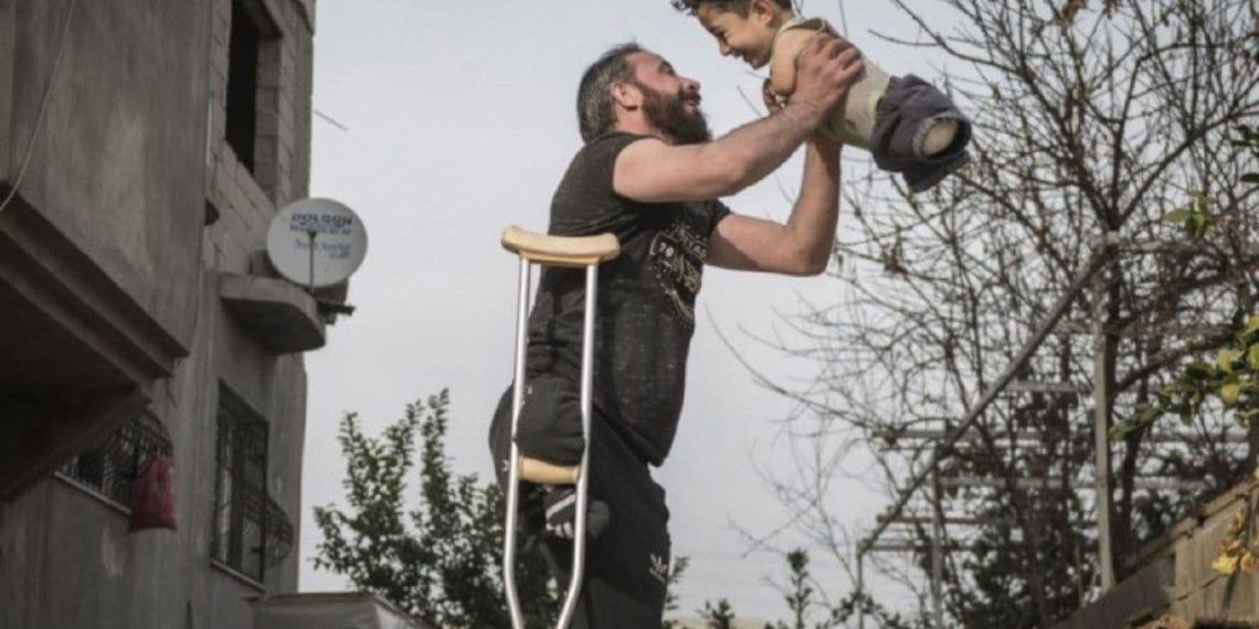 صورة مؤلمة لأب سوري وابنه تفوز بجائزة “سينا” الدولية لعام 2021