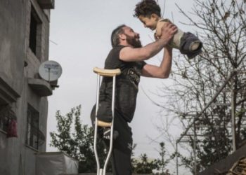 صورة مؤلمة لأب سوري وابنه تفوز بجائزة “سينا” الدولية لعام 2021