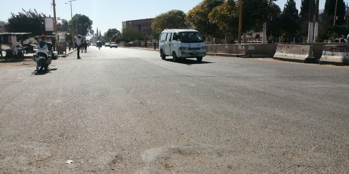 سائقو “السرافيس” في درعا يشتكون من قرار جديد حول آلية تسليمهم مادة المازوت