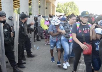 آلاف المكسيكيين يزحفون باتجاه أمريكا