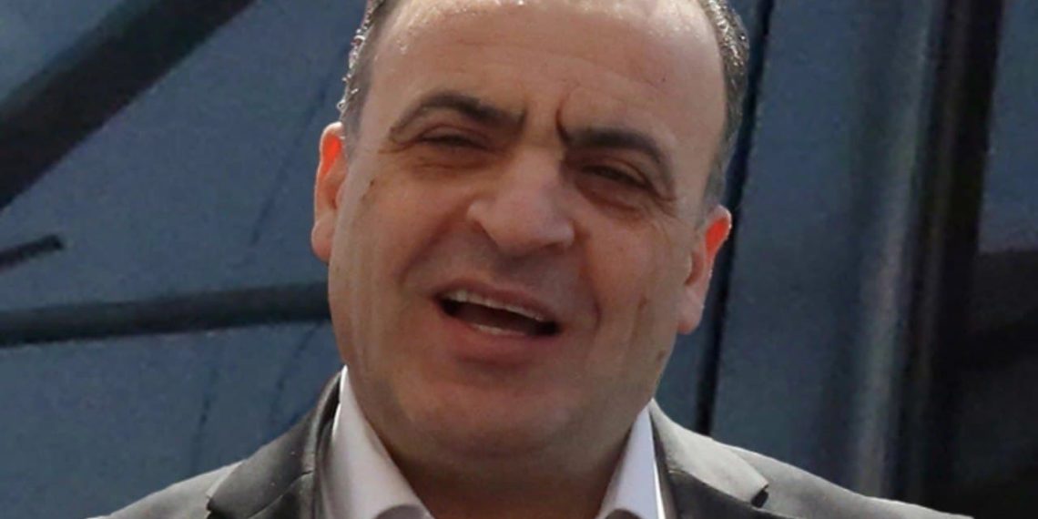 كتاب شرطة يفضح رئيس وزراء النظام السابق بعد تعرضه لعملية نصب بمليار ونصف ليرة