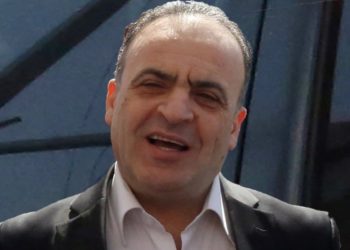 كتاب شرطة يفضح رئيس وزراء النظام السابق بعد تعرضه لعملية نصب بمليار ونصف ليرة