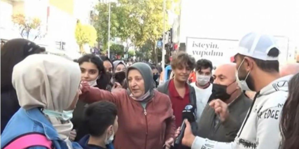 منظمات إنسانية وحقوقية تركية تصدر بياناً للمطالبة بوقف ترحيل اللاجئين السوريين بسبب “قضية الموز” الأخيرة