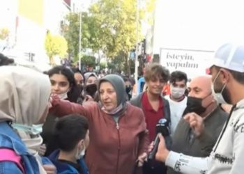 منظمات إنسانية وحقوقية تركية تصدر بياناً للمطالبة بوقف ترحيل اللاجئين السوريين بسبب “قضية الموز” الأخيرة