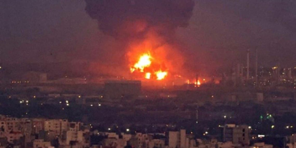 انفجار ضخم يهز مدينة إيرانية ومصادر رسمية تنفي وقوع إصابات بشرية بسببه