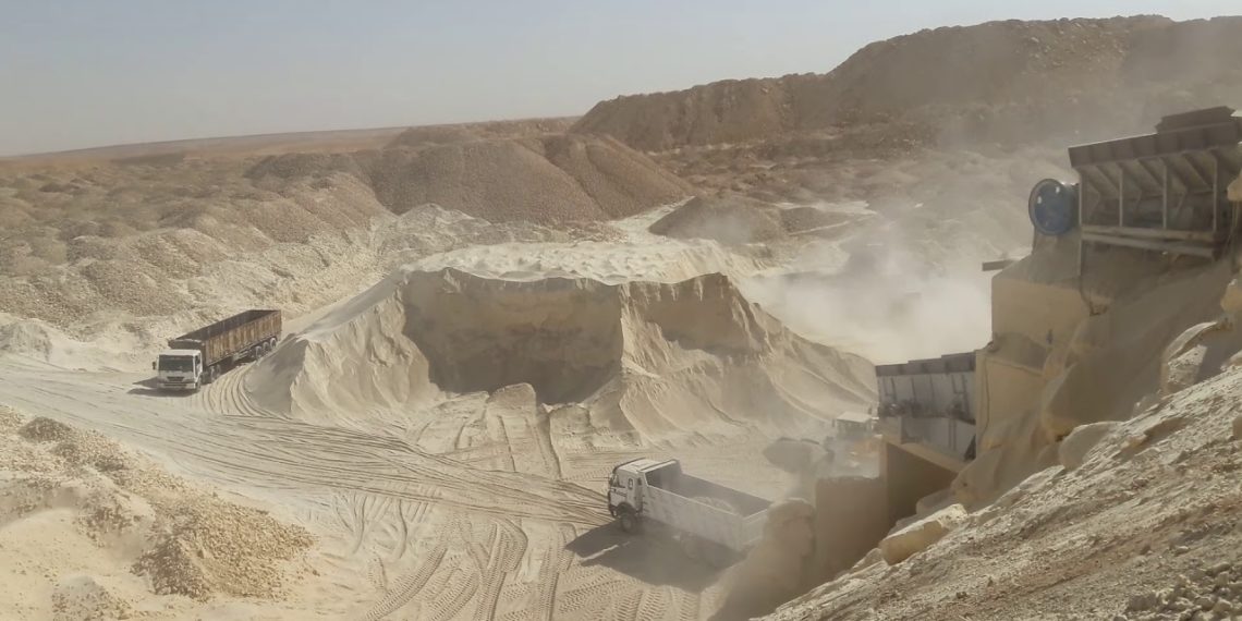 شبكة محلية تكشف عودة الميليشيات الإيرانية لسرقة الفوسفات من ريف حمص